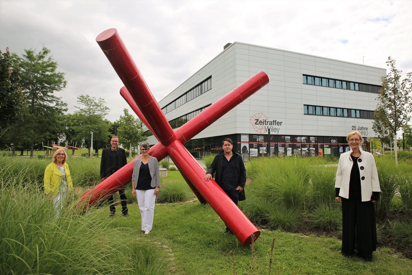 [Translate to English:] Einweihung des Kunstwerks "Delta" (opens enlarged image)