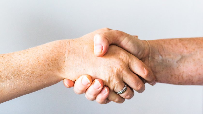 Das Bild zeigt wie sich zwei Personen die Hand geben. Es sind nur die Hände der Personen zu erkennen.