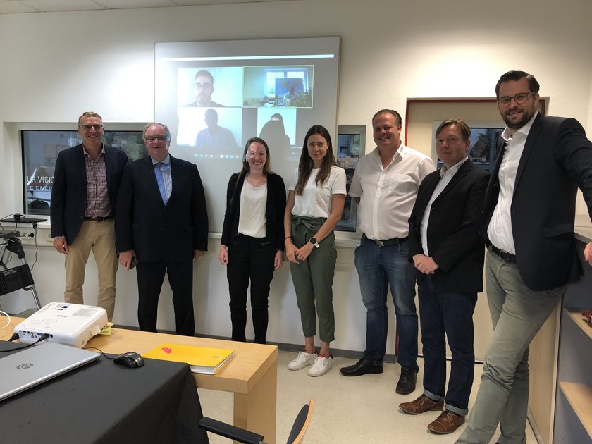 (öffnet Vergrößerung des Bildes) Gruppenfoto (v.links): Elmar Steurer, Rupert Plersch, Colin Pubantz (zoom, links oben), Djicknoum Diouf (zoom, links unten), Sada Ly (zoom, rechts oben), Vanessa Miller, Inken Hoeck, Sebastian Schiffer, Jörg Habermann, Michael Walleter (öffnet Vergrößerung des Bildes)