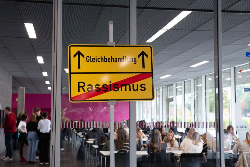 (öffnet Vergrößerung des Bildes) Kunstausstellung "Verkehrsschilder der Gerechtigkeit" im Foyer der HNU (öffnet Vergrößerung des Bildes)