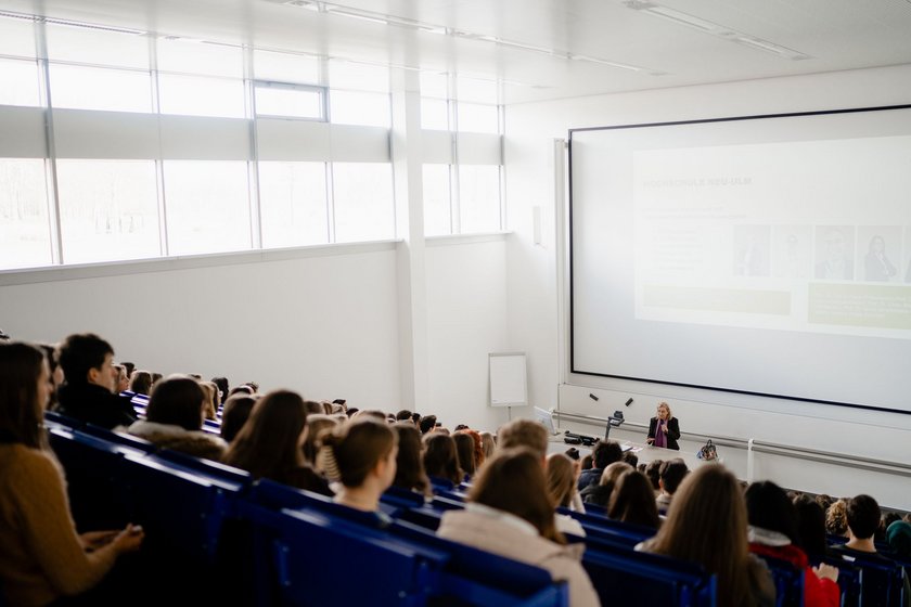 (opens enlarged image) Prof. Dr. Julia Kormann welcomes the new students in the large lecture hall at Neu-Ulm University of Applied Sciences Source: Tami Tabery (opens enlarged image)