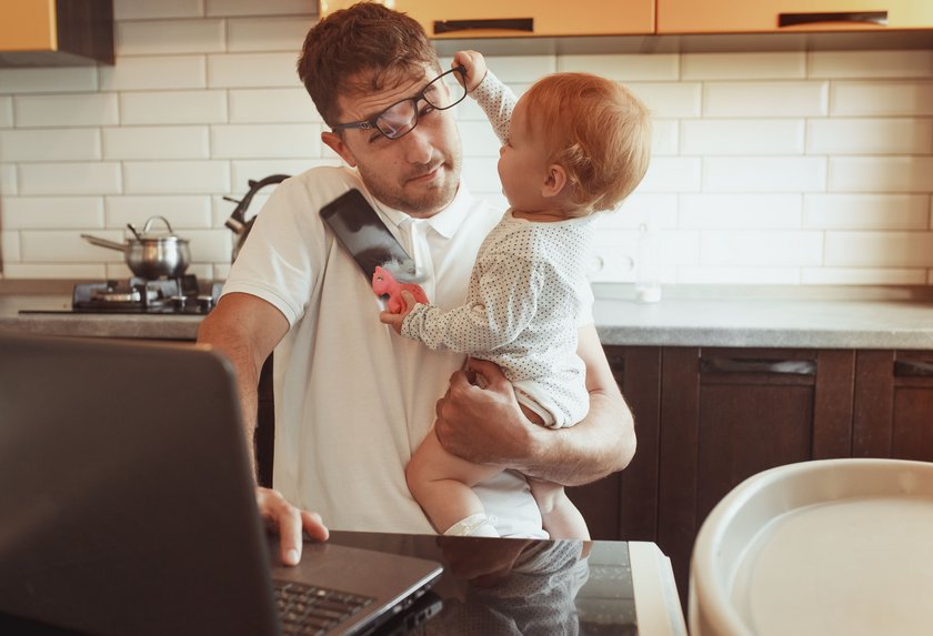 [Translate to English:] Vater im Home-Office (opens enlarged image)