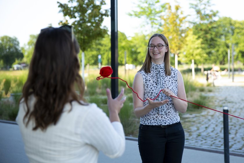 (öffnet Vergrößerung des Bildes) Zwei Teilnehmerinnen beim BayernMentoring während einer Übung. (öffnet Vergrößerung des Bildes)