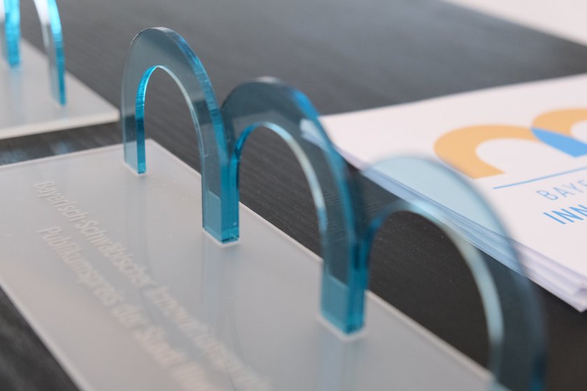 Das Bild zeigt die Trophäe des "Bayerisch-Schwäbischen Innovationspreis Transfer".