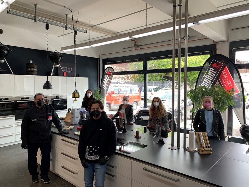 [Translate to English:] v.l.n.r.: Grillmeister Marco Stolze, Katharina Kill, Ömer Arslanogullari, Dozentin Nicole Diesinger, Anna Wagner und Mara Roschmann (opens enlarged image)