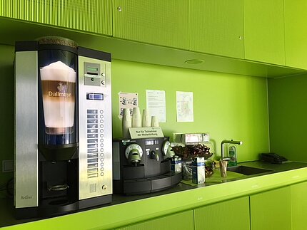 Blick auf den Kaffeeautomaten eines Clubraums an der HNU
