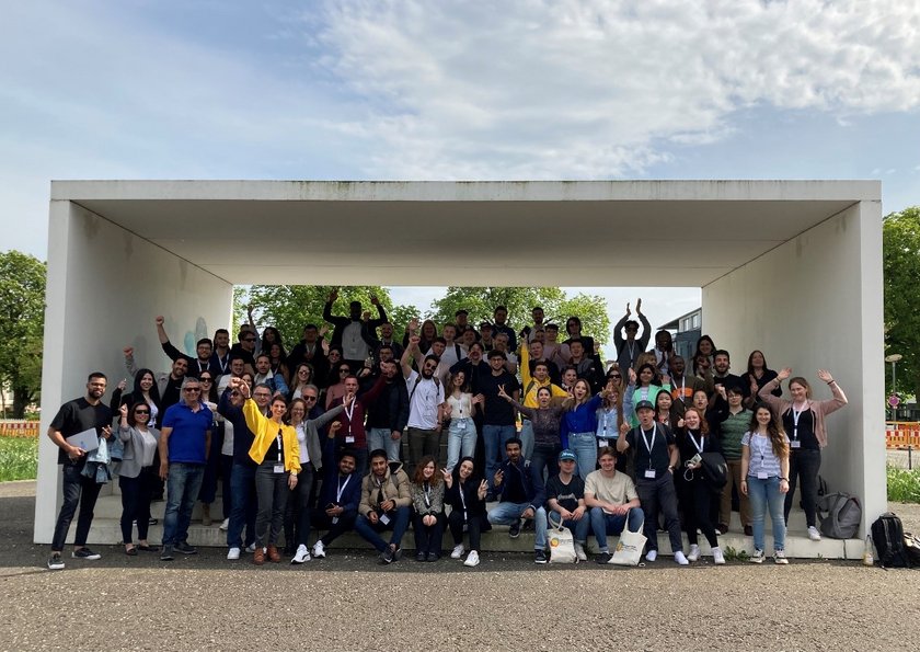 Das Bild zeigt die internationalen Teilnehmenden des Startup Festivals vor der Hochschule.