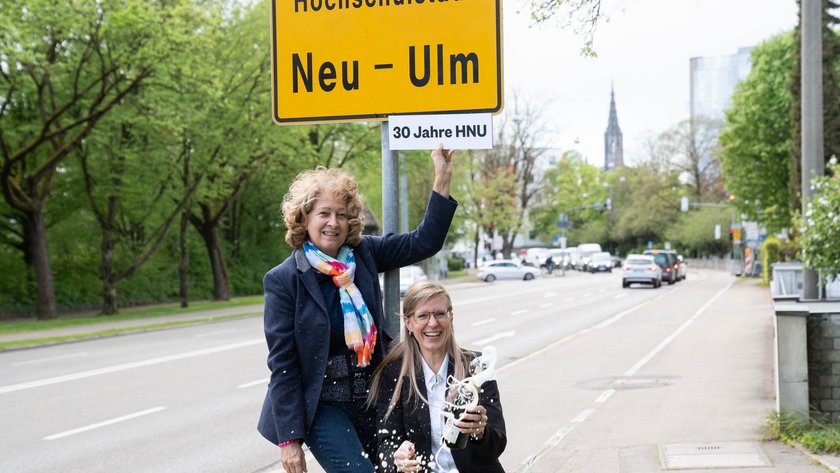 President Feser and Lord Mayor Albsteiger in front of the city sign. (opens enlarged image)