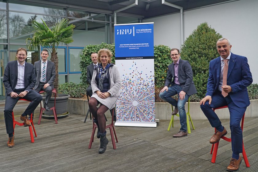 Eröffnung des Technologietransferzentrums (TTZ) Günzburg. (öffnet Vergrößerung des Bildes) (v. l. n. r.) Dr. Hans Reichhart, Landrat des Landkreises Günzburg, Prof. Dr. Wilke Hammerschmidt, Stefan Fross, Vorstand der VR-Bank Donau-Mindel, Prof. Dr. Uta Feser, Präsidentin der Hochschule Neu-Ulm, Andreas Bayer, Projektkoordination und kaufmännische Leitung im TTZ Günzburg und Gerhard Jauernig, Oberbürgermeister der Stadt Günzburg, eröffneten - mit Abstand, aber gemeinsam - das Technologiezentrum Günzburg. Quelle: Julia Ehrlich/ Stadt Günzburg (öffnet Vergrößerung des Bildes)