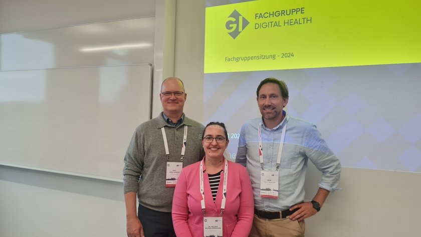 (öffnet Vergrößerung des Bildes) Die neuen Sprecher und die neue Sprecherin der Fachgruppe Digital Health, v.l.n.r.: Prof. Dr. Heiko Gewald, Dr.-Ing. Melanie Reuter-Oppermann, Prof. Dr. Till Winkler (öffnet Vergrößerung des Bildes)