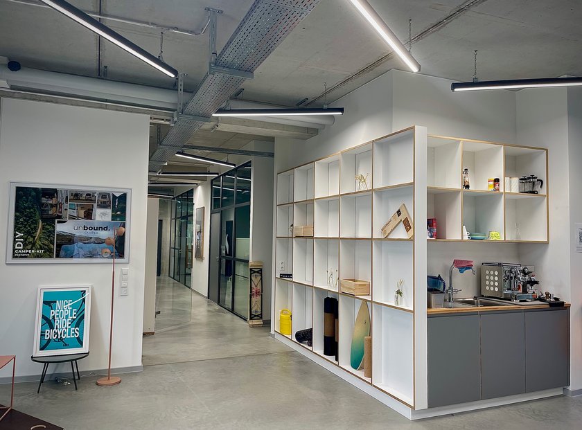 [Translate to English:] Founders Space an der Hochschule Neu-Ulm (HNU). (opens enlarged image)