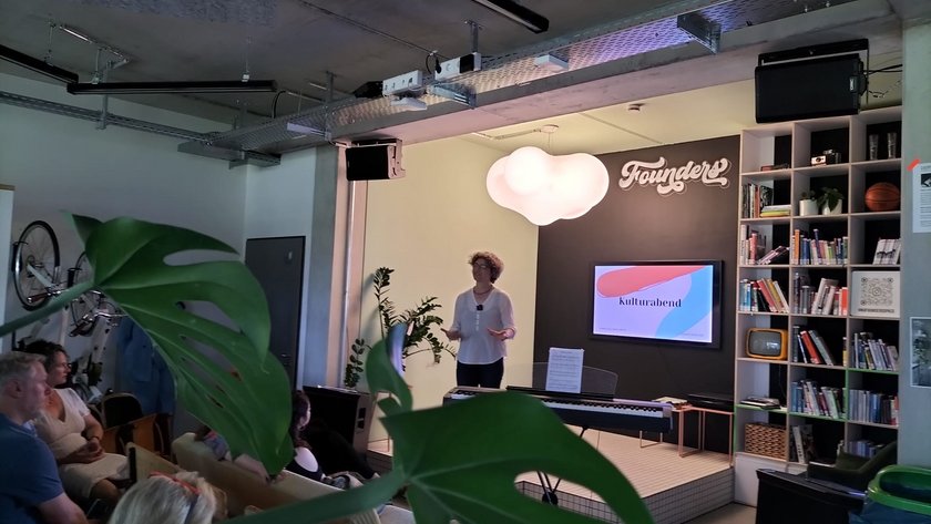 Anmoderation im Founders Space. (öffnet Vergrößerung des Bildes)
