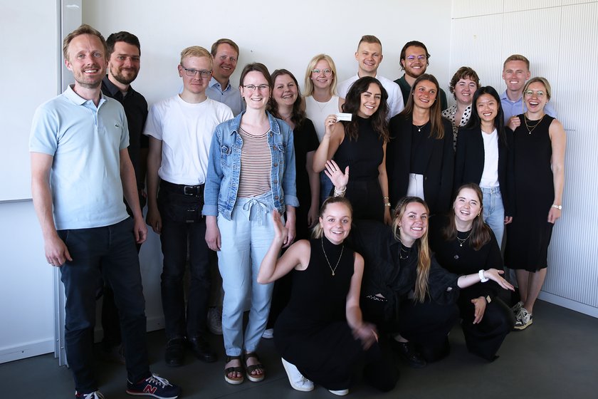 (opens enlarged image) The winning teams with Prof. Dr. Tobias Krüger (first from the left) and Robert Schwarz, Future Issues Officer of the City of Neu-Ulm (fourth from the left). (opens enlarged image)