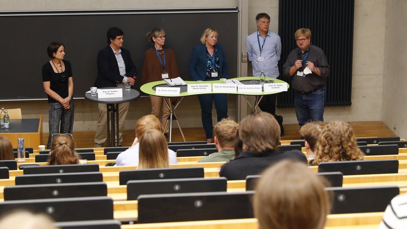 7. Netzwerktreffen BayWISS-Verbundkolleg Gesundheit an der OTH Regensburg (öffnet Vergrößerung des Bildes) Podiumsdiskussion; v.l.n.r.: Prof. Dr. Andrea Pfingsten, Dr. Martin Schmieder, Prof. Dr. Alexandra Manzei-Gorsky, Prof. Dr. Miriam Banas, Prof. Dr. Karsten Weber und Prof. Dr. Walter Swoboda (öffnet Vergrößerung des Bildes)