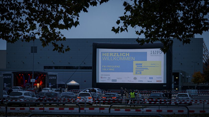 (öffnet Vergrößerung des Bildes) Autokino-Absolventengala auf dem Parkplatz der ratiopharm arena. (öffnet Vergrößerung des Bildes)