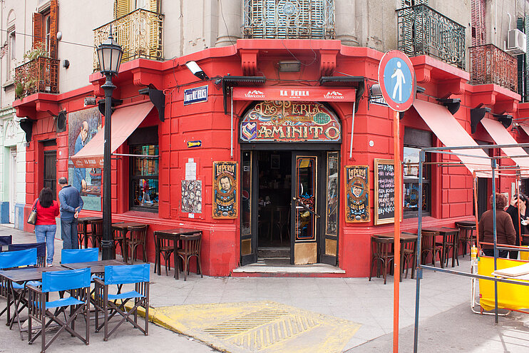Das Foto zeigt die rote Fassade eines Restaurants im Hafenviertel von Buenos Aires. (öffnet Vergrößerung des Bildes)