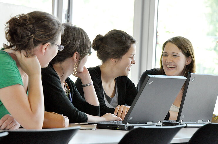 Vier Studentinnen im Seminarraum der HNU (opens enlarged image)