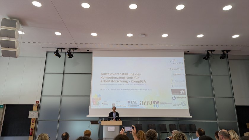 (opens enlarged image) Welcome by Prof. Dr. Arjan Kozica (HS Reutlingen; Network Coordinator) (opens enlarged image)