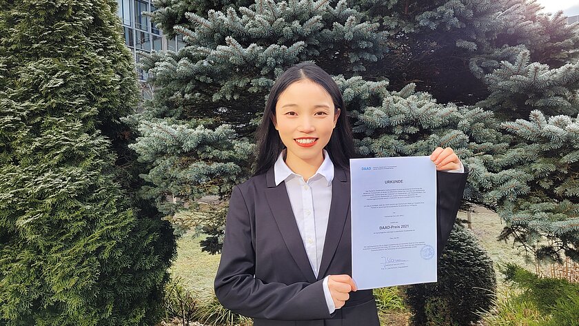 DAAD award winner Jiao Hu with her certificate. (opens enlarged image)