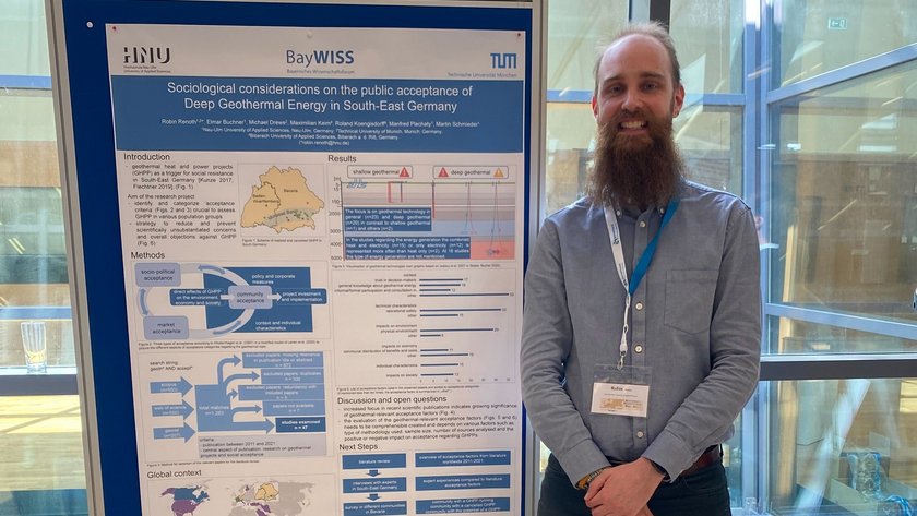 HNU doctoral student Robin Renoth with his project poster at EPGD 2022 (Photo: Robin Renoth) (opens enlarged image) ) (opens enlarged image)