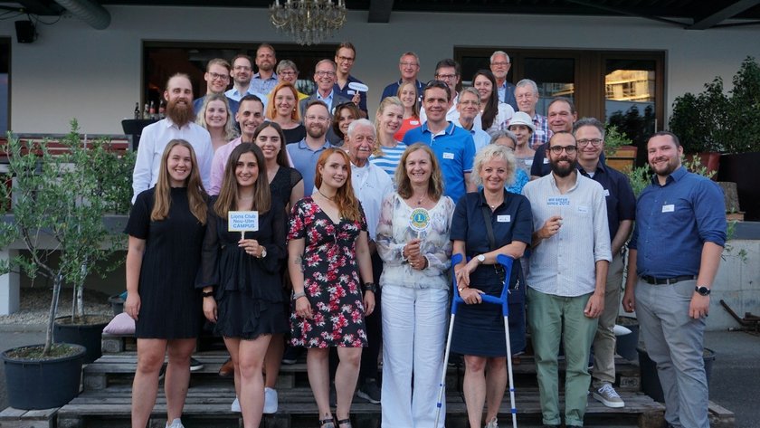 [Translate to English:] Gruppenfoto beim Jubiläum (opens enlarged image)