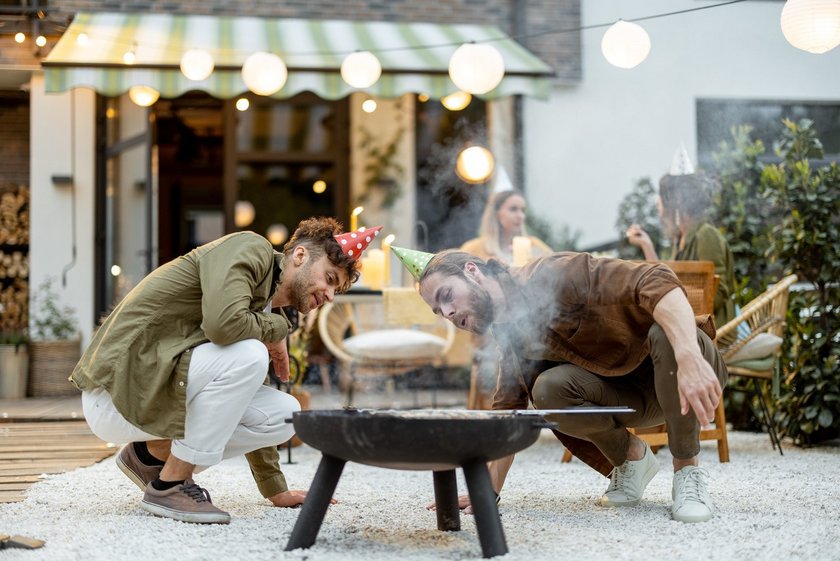 Symbolic image of founders barbecuing outside (opens enlarged image)