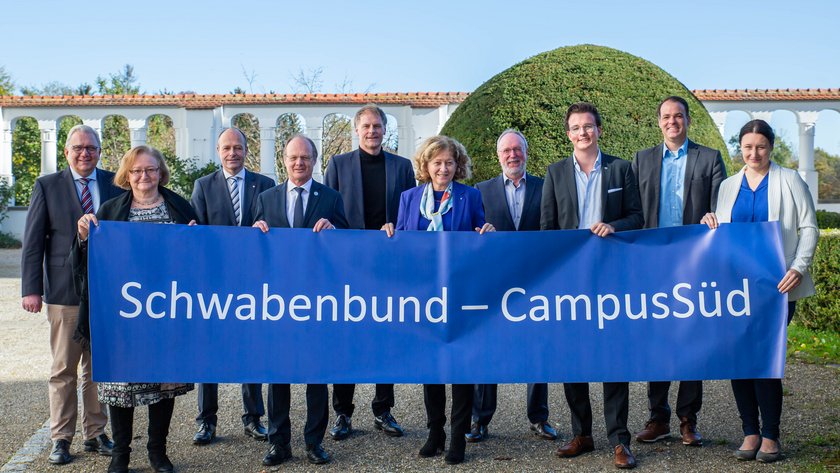 (opens enlarged image) Group photo of the Schwabenbund-CampusSüd in front of the Vöhlin Castle (opens enlarged image)