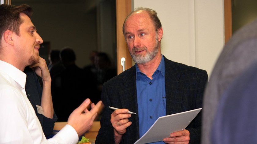 Professor Manfred Plechaty im Austausch mit einem Teilnehmenden beim IDT Open Lab