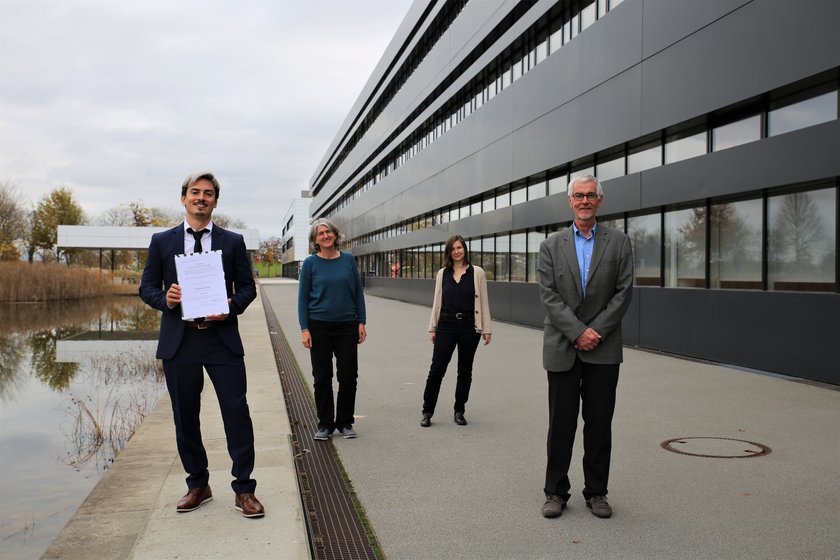 (f.l.t.r.) Javier Lede, DAAD award winner of the HNU, Verena Seitz, Head of the International Office, Mirjam Wenke, International Office and Prof. Dr. Thomas Bayer, Vice President for Internationalisation (opens enlarged image) (f.l.t.r.) Javier Lede, DAAD Award Winner of the HNU, Verena Seitz, Head of International Office, Mirjam Wenke, International Office and Prof. Dr. Thomas Bayer, Vice President for Internationalisation in front of the Neu-Ulm University of Applied Sciences (HNU). (opens enlarged image)