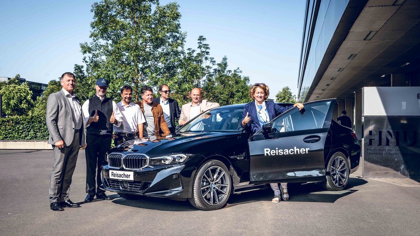 (opens enlarged image) Copyright: Reisacher Handover of the vehicle on the HNU campus: f.l.t.r.: Udo Maier, Managing Director Reisacher Ulm; Prof. Manfred Plechaty; Prof. Dr. Jörg-Oliver Vogt; Prof. Dr. Achim Dehnert; Prof. Dr. Martin Stirzel; Stefan Hörnlein (BMW AG); HNU President Prof. Dr. Uta M. Feser (opens enlarged image)