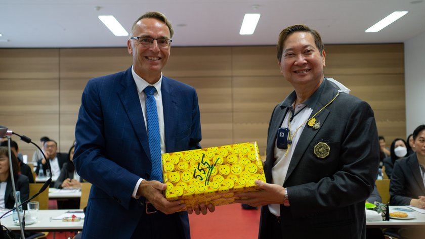Prof. Dr. Elmar Steurer mit Assoc. Prof. Dr. Somchai Santiwatanakul, President of SWU (öffnet Vergrößerung des Bildes)