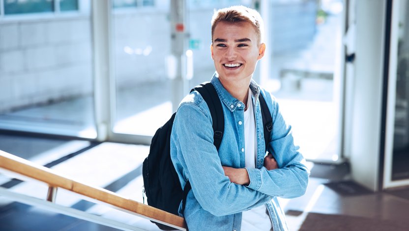Lächelnder Student des Orientierungsstudiums an der HNU