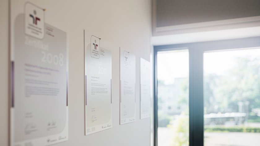 Zertifikate im Eltern-Kind-Büro. (öffnet Vergrößerung des Bildes)