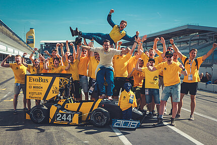 Das Einstein Motorsport Team mit gelben Rennwagen (öffnet Vergrößerung des Bildes)