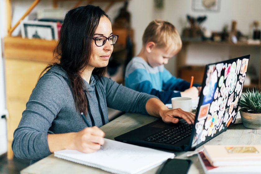 Junge Mutter mit Kind und Laptop (öffnet Vergrößerung des Bildes) Junge Mutter mit Kind und Laptop (öffnet Vergrößerung des Bildes)