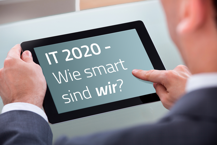 Motto IT-Kongress (öffnet Vergrößerung des Bildes) Das Bild zeigt einen Nutzer mit einem Tablett. Auf dem Tablett steht das Motto IT 2020 - Wie smart sind wir? (öffnet Vergrößerung des Bildes)