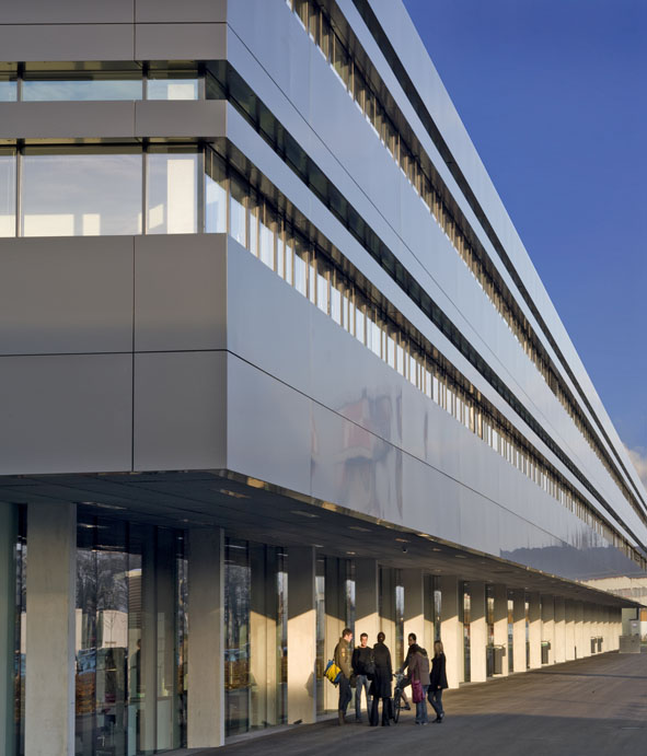 HNU Hauptgebäude außen (öffnet Vergrößerung des Bildes) HNU Hauptgebäude von außen mit Studierenden (öffnet Vergrößerung des Bildes)