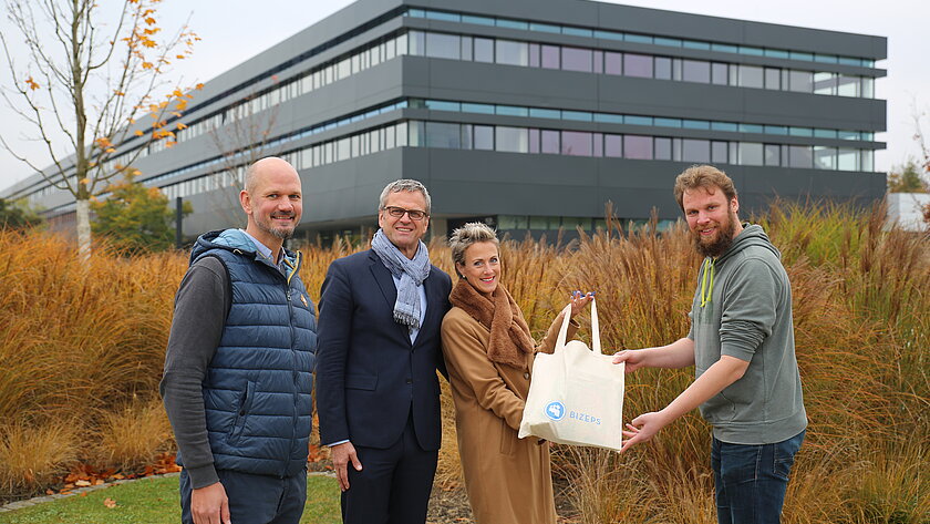 Presentation of the 175th welcome package by Christoph Giebeler (left), HNU-BIZEPS, Günther Augustin, Chairman of the HNU-Förderverein, and Verena Looschen-Augustin, Förderverein, to Prof. Dr. Johannes Schobel (right). (opens enlarged image)